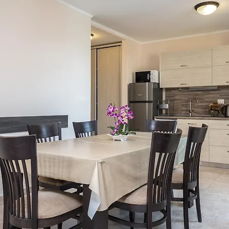 アパートホテル Apartments In Esteban Complex 2*